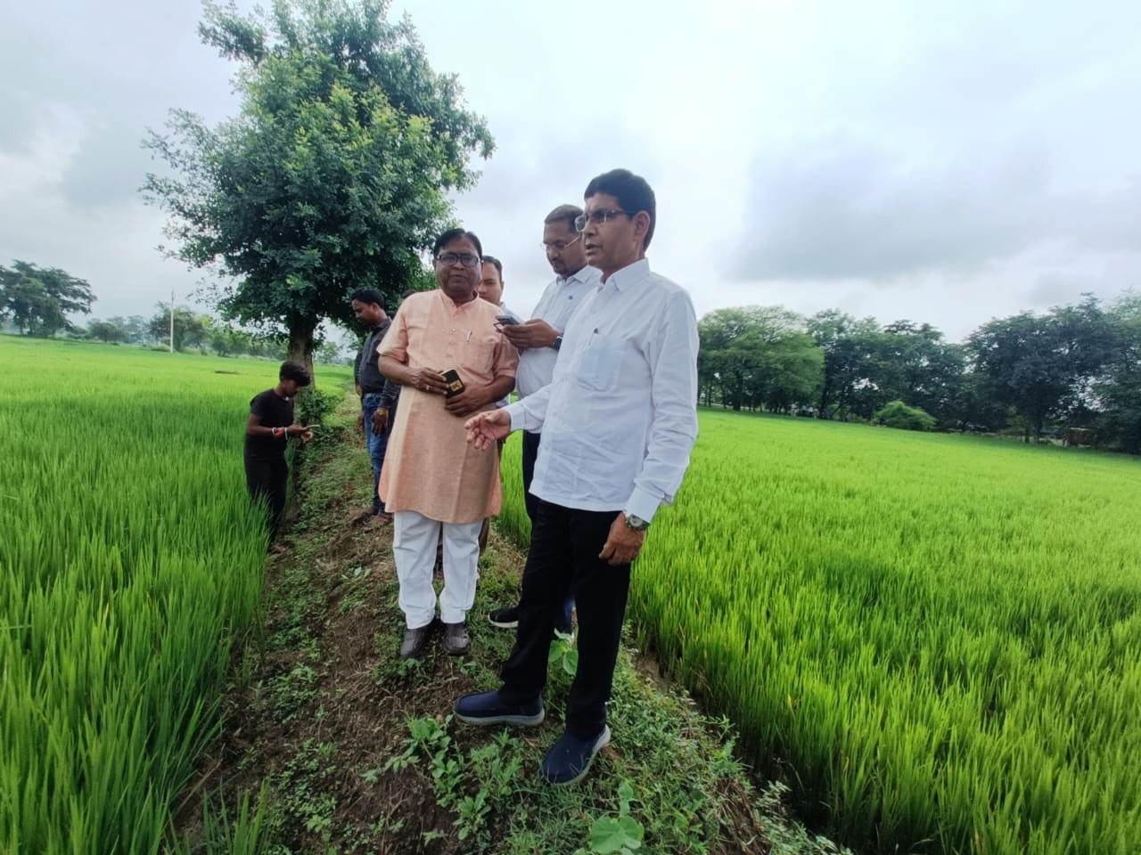 राजस्व मंत्री टंकराम वर्मा बने सर्वेयर : मोबाईल में जियो-रिफ्रेसिंग के जरिए एंट्री कर खसरा का किए सत्यापन