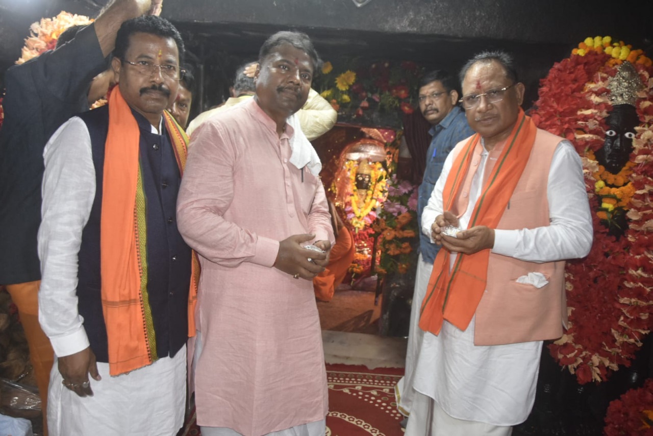 मुख्यमंत्री विष्णु देव साय ने बस्तर की आराध्य देवी मां दंतेश्वरी की पूजा-अर्चना कर प्रदेशवासियों की खुशहाली की कामना की