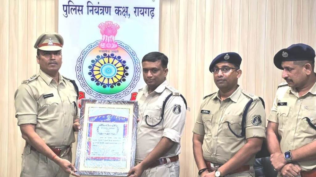 थाना प्रभारी आशीर्वाद राहटगांवकर को केंद्रीय गृहमंत्री ने किया दक्षता पदक से सम्मानित
