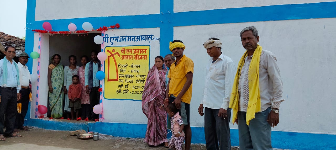 त्यौहार के सीजन में खुशियां हुई दोगुनी : प्रधानमंत्री आवास योजना का लाभ पा कर ग्रामीणों के खिले चेहरे