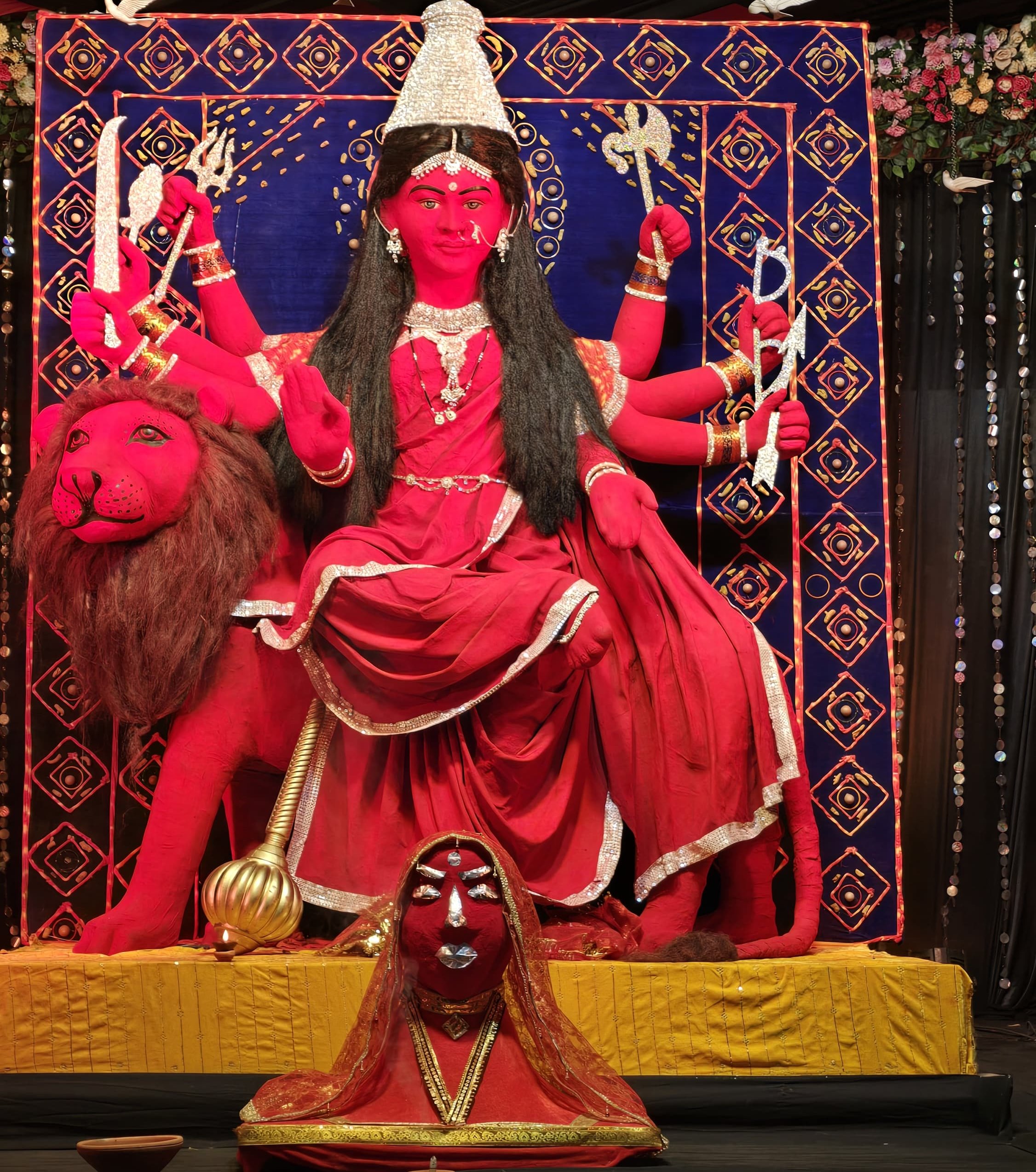 आमा पारा चौक में 150 किलो कुमकुम से बनी मां की आकर्षक प्रतिमा