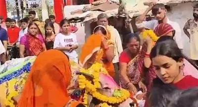 गोपालक ने गोमाता को दी भावुक विदाई... परिवार और वार्डवासियों ने दी श्रद्धांजलि