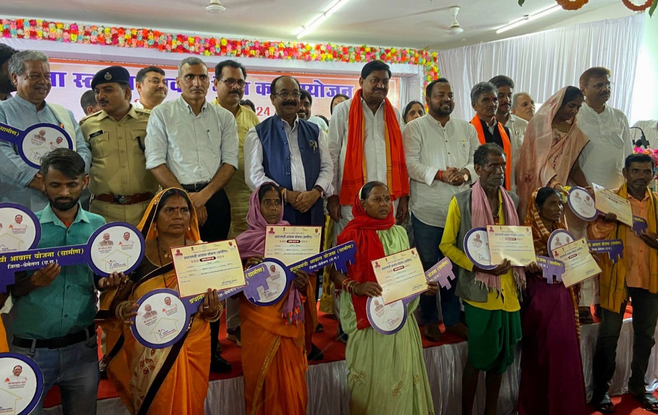 उप मुख्यमंत्री अरुण साव ने आवास मेला में हितग्राहियों को सौंपी नवनिर्मित आवास की चाबी