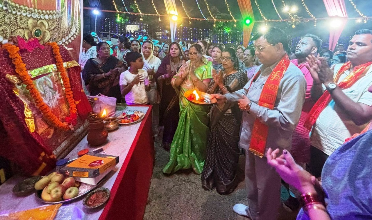 मंत्री लखन लाल देवांगन चुनरी यात्रा में हुए सम्मिलित : डांडिया उत्सव में मातृ शक्ति से लिया आशीर्वाद