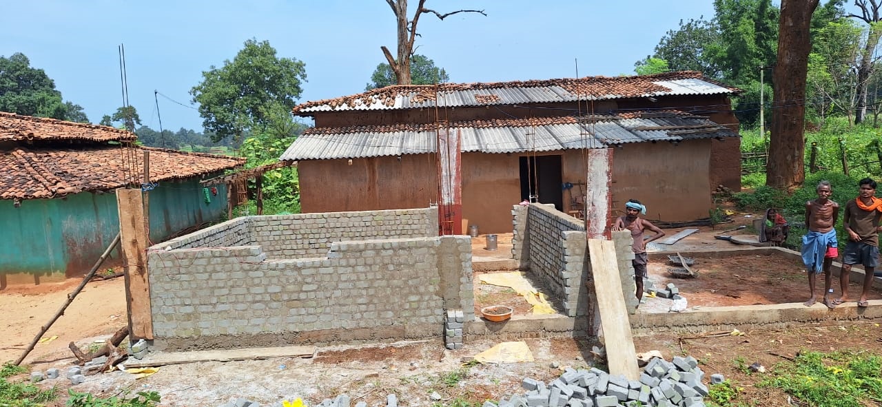 कच्चे मकानों की रह जाएंगी बस यादें : गरीबों के घरों की मजबूत होने लगी हैं बुनियादें