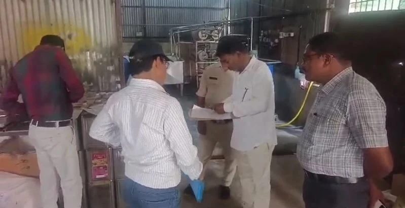 पनीर के शौकीन सावधान... दुर्ग में नकली पनीर बनाने वाली फैक्ट्री पर खाद्य विभाग का छापा