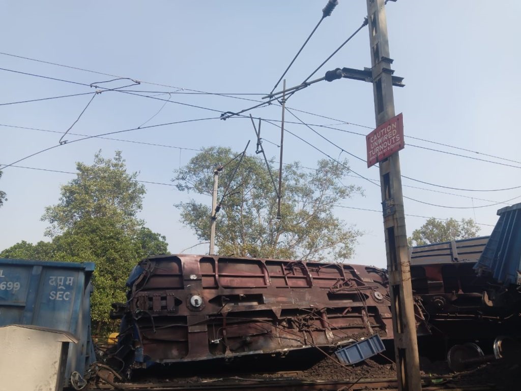 कोयले से लोड मालगाड़ी के 23 डब्बे पटरी से उतरे : बड़ा रेल हादसा 