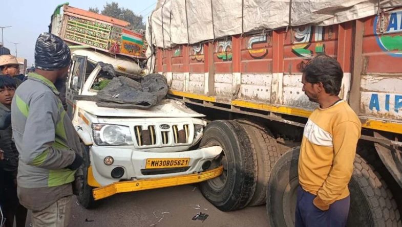 सुपेला फ्लाईओवर में संतरा और अनार से भरी पिकअप सामने जा रही ट्रक से भिड़ी