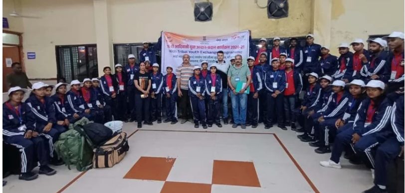 कांकेर के नक्सल प्रभावित क्षेत्र के युवक युवतियों का जत्था विशाखापट्नम रवाना