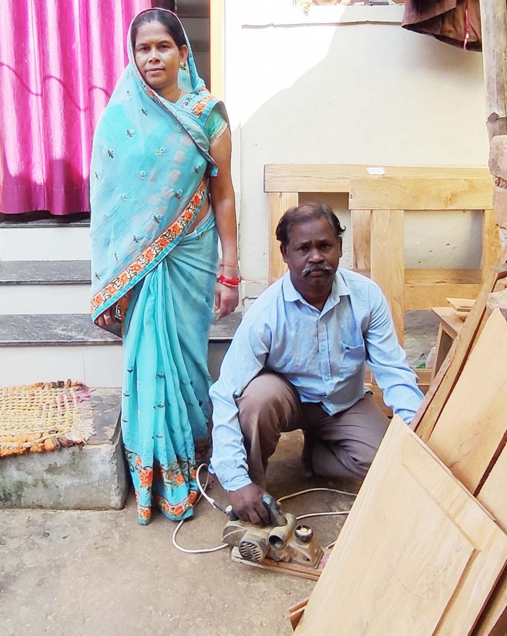 महतारी वंदन की राशि से पुष्पा कर रही है अपने पति की मदद