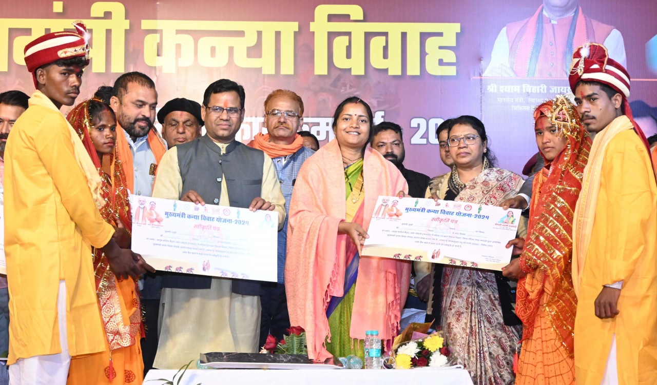 148 जोड़ें दाम्पत्य बंधन में बंधे : मंत्री लक्ष्मी राजवाड़े ने दिया आशीर्वाद