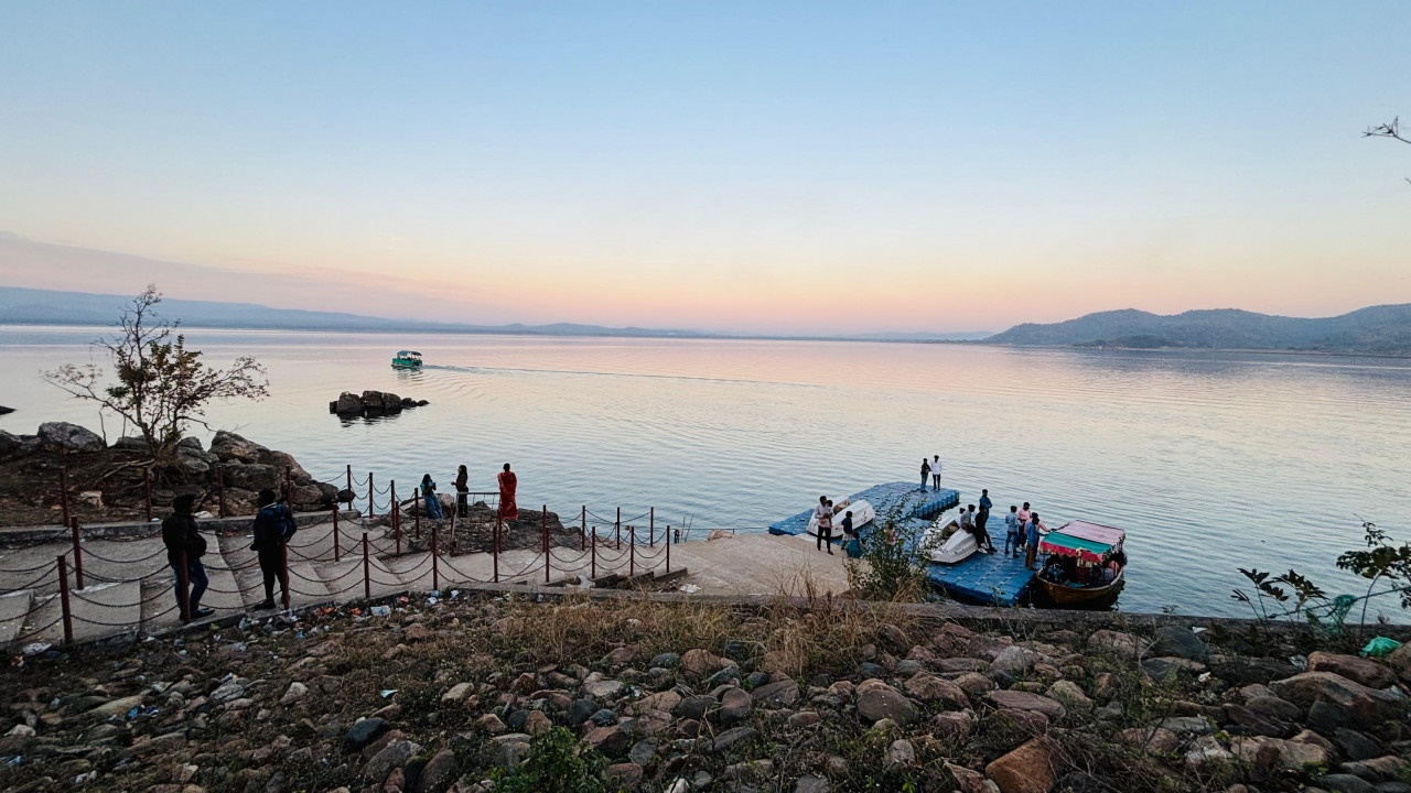 प्राकृतिक सुंदरता और पर्यटन का अद्भुत केंद्र : तीन पहाड़ियों के बीच स्थित खुड़िया जलाशय
