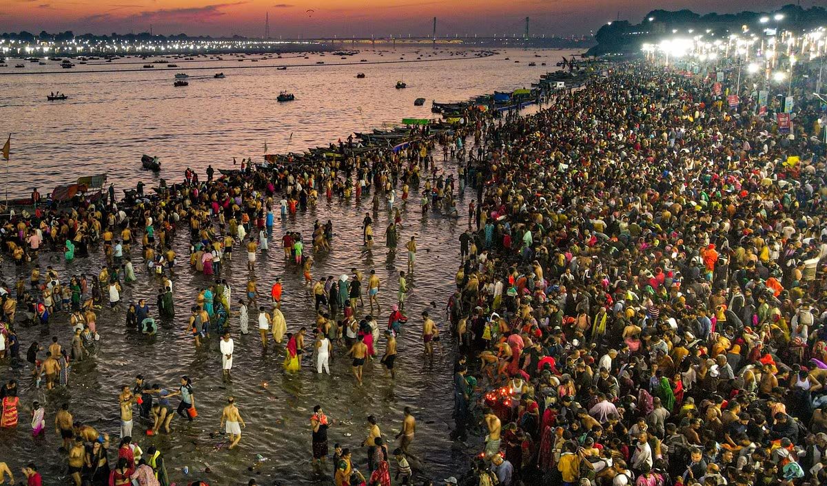 भारतीय रेलवे महाकुंभ 2025 के दौरान श्रद्धालुओं की आवाजाही सुनिश्चित करने के लिए युद्धस्तर पर कार्यरत