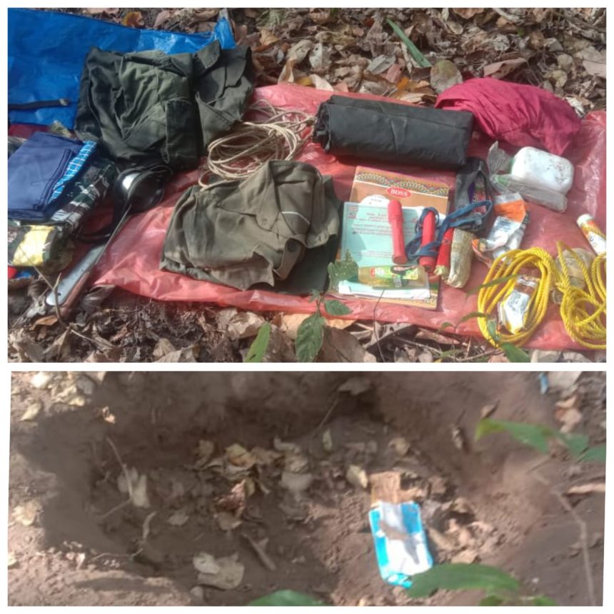 नक्सल सर्चिंग के दौरान नक्सली वर्दी, नक्सल साहित्य एवं अन्य समाग्री बरामद