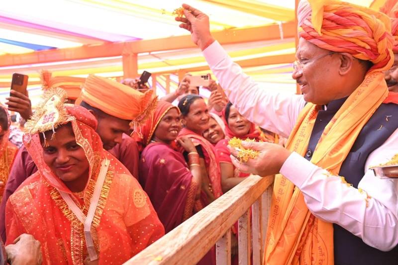 मुख्यमंत्री विष्णु देव साय ने सामूहिक कन्या विवाह कार्यक्रम में शामिल होकर 353 नवविवाहित जोड़ों को दिया आशीर्वाद