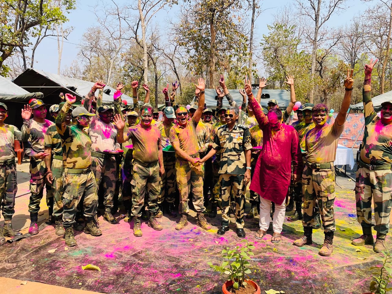 सुरक्षा बलों के जवानों ने तालाबेड़ा कैंप में मनाया होली उत्सव