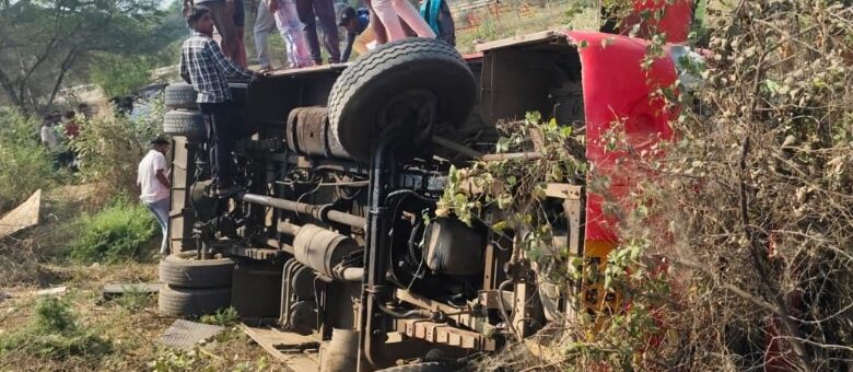 शिवरीनारायण के पास यात्रियों से भरी बस अनियंत्रित होकर पलट...  दर्जनभर लोग घायल