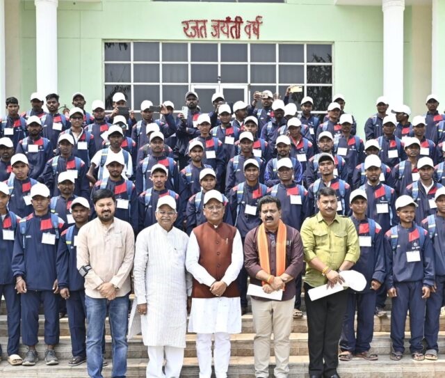 छत्तीसगढ़ के सुदूर अंचल बीजापुर जिले के युवाओं ने आज लोकतंत्र के मंदिर : विधानसभा परिसर में इतिहास रच दिया