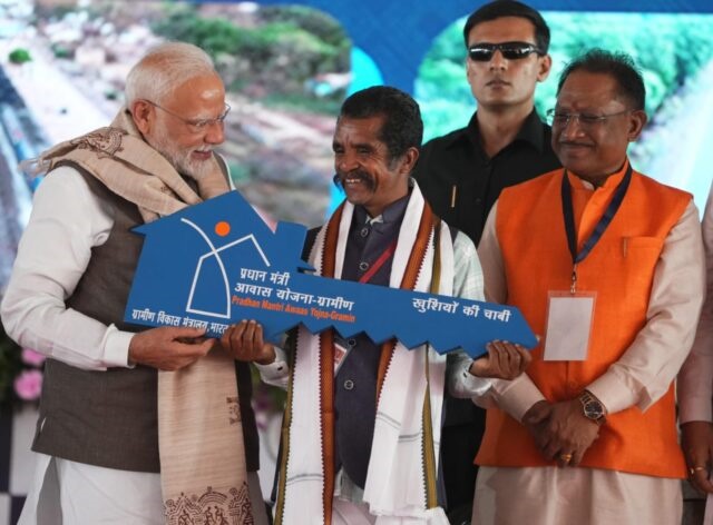 प्रधानमंत्री नरेंद्र मोदी के &ldquo;पक्का मकान बन गया है?&rdquo; &ndash; इस सवाल पर मुस्कराए दल्लु राम बैगा : कहा &ndash; &ldquo;हां, बन गया है&rdquo;