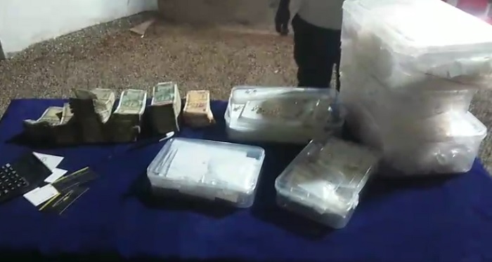 कार से 3 करोड़ का सोना बरामद, रायपुर के दो सेल्समैन कवर्धा में पकड़े गए, 8 लाख नकद भी 