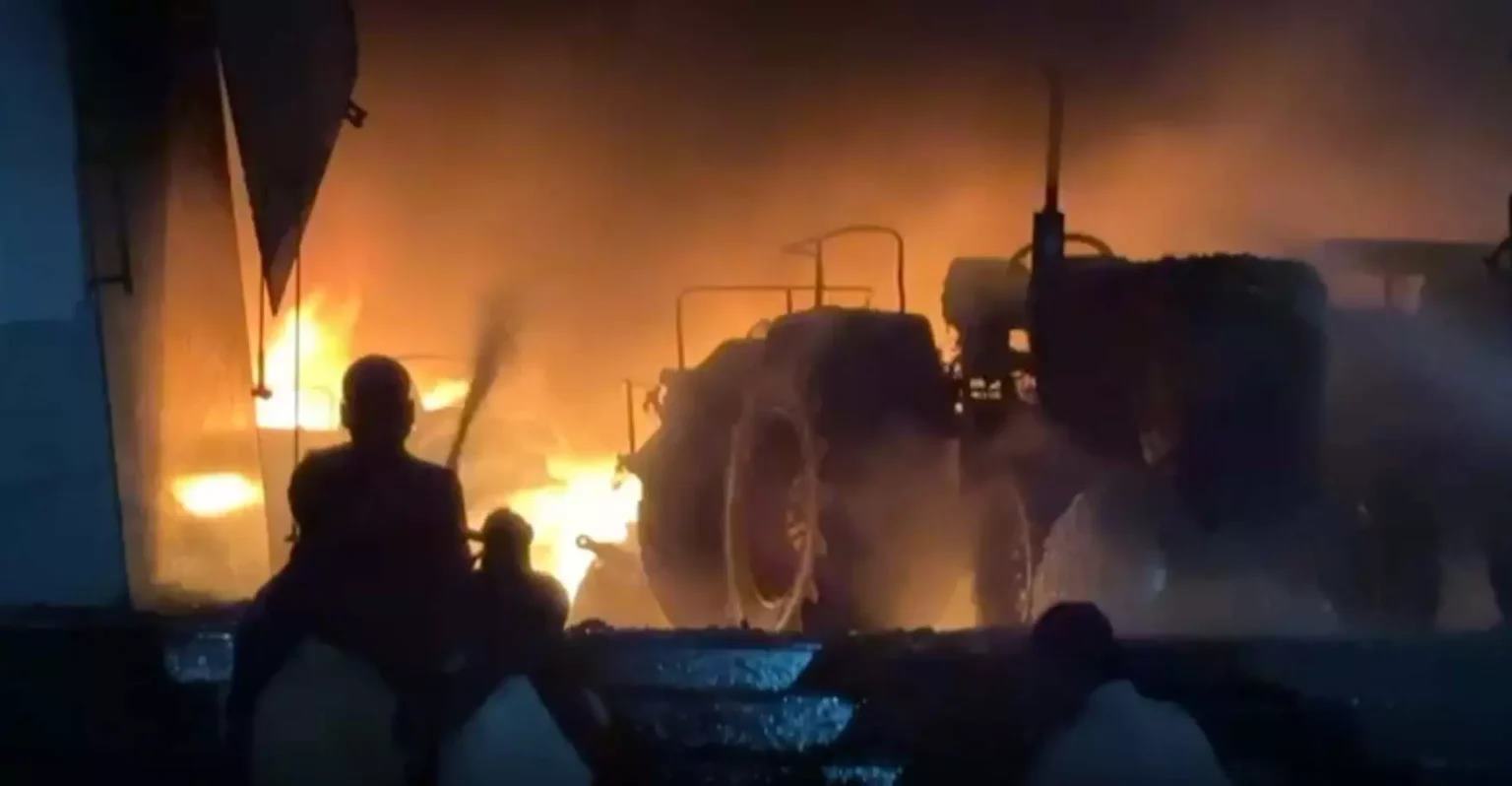 ट्रैक्टर शोरूम में लगी भीषण आग&hellip;..मचा हड़कंप, आग पर काबू पाने तक कई ट्रैक्टर जलकर हुए खाक