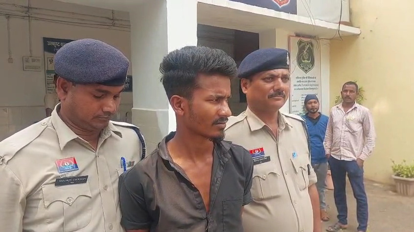 आधी रात बैंक में घुसा था चोर, तभी पहुंच गयी पुलिस, पैसा निकालने से पहले पुलिस ने दबोचा