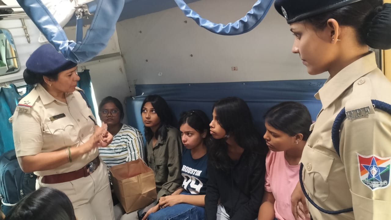 रेलवे चला रहा &ldquo;ऑपरेशन महिला सुरक्षा&rdquo; अभियान... लोगों को कर रहे जागरूक