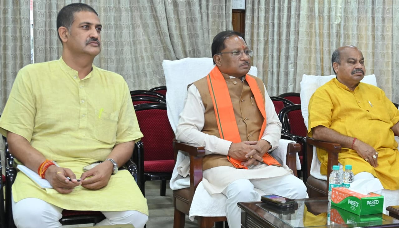 मुख्यमंत्री साय ने जनप्रतिनिधियों और अधिकारियों के साथ सुनी पीएम के &lsquo;मन की बात&rsquo;