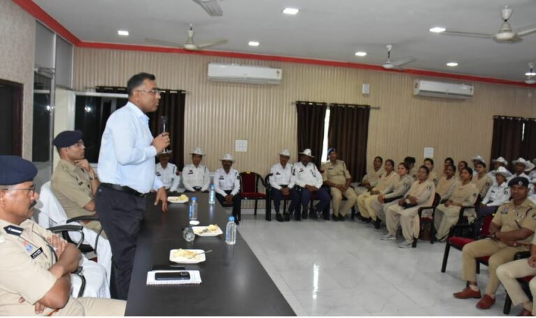 आईजी अमरेश मिश्रा ने ट्रैफिक जवानों की लगाई दरबार, समस्याएं सुनी और स्मार्ट पुलिसिंग के दिए निर्देश
