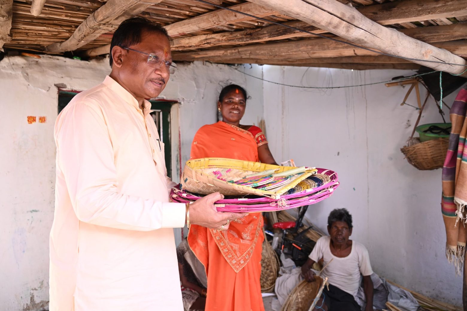 C M ने की परिवारिक शादी के लिए खरीददारी, कुलेश्वरी कमार से खरीदा पर्रा, धुकना और सुपा