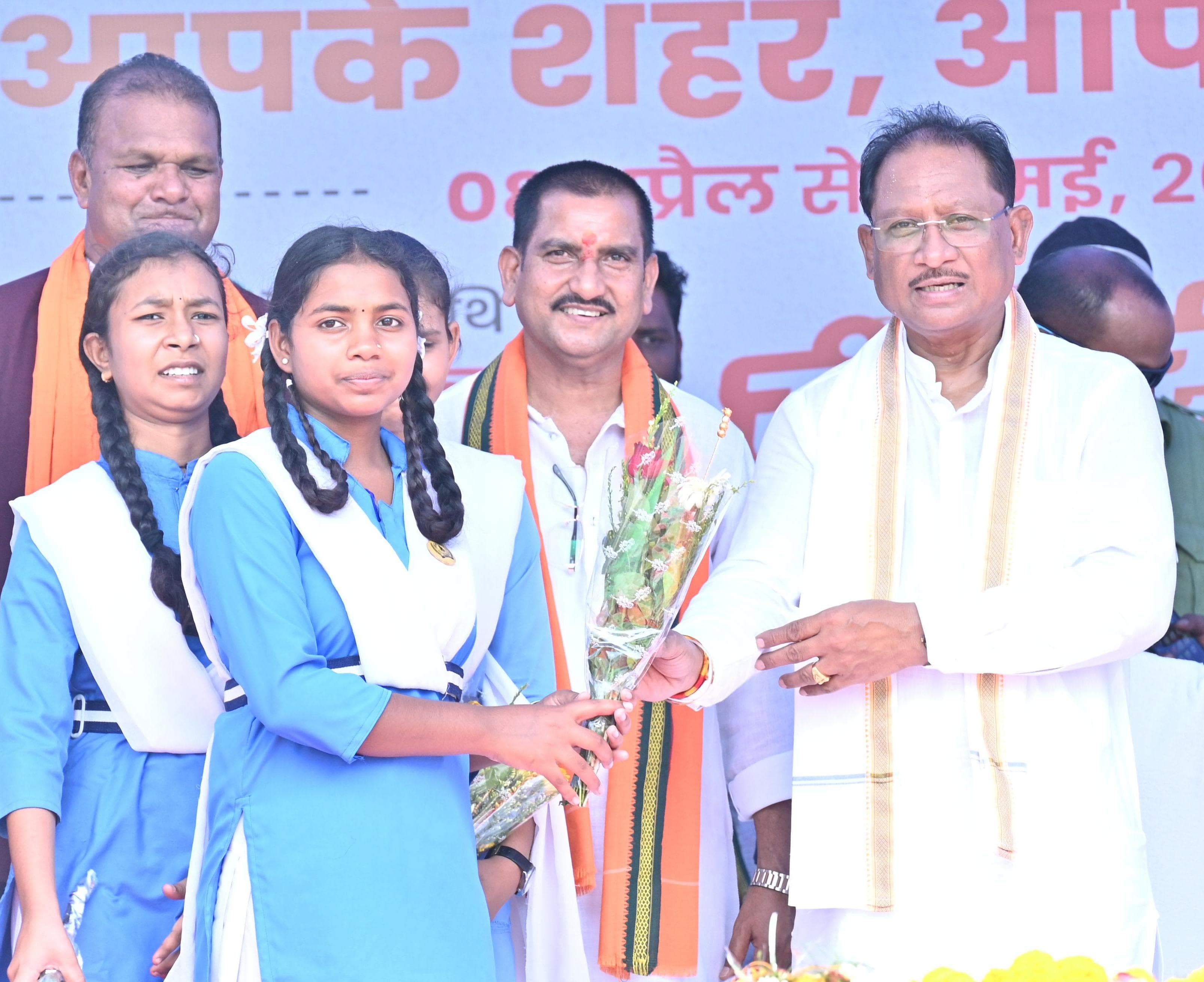 कोटा ब्लॉक के आमागोहन  में उतरा मुख्यमंत्री का उड़नखटोला, समाधान शिविर में शामिल