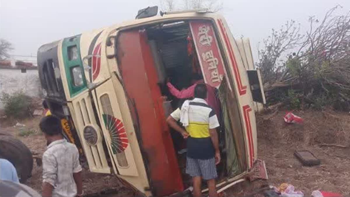 कोरबा से कवर्धा जा रही यात्रियों से भरी तेज रफ्तार बस अनियंत्रित होकर पलटी, 12 से अधिक यात्री घायल