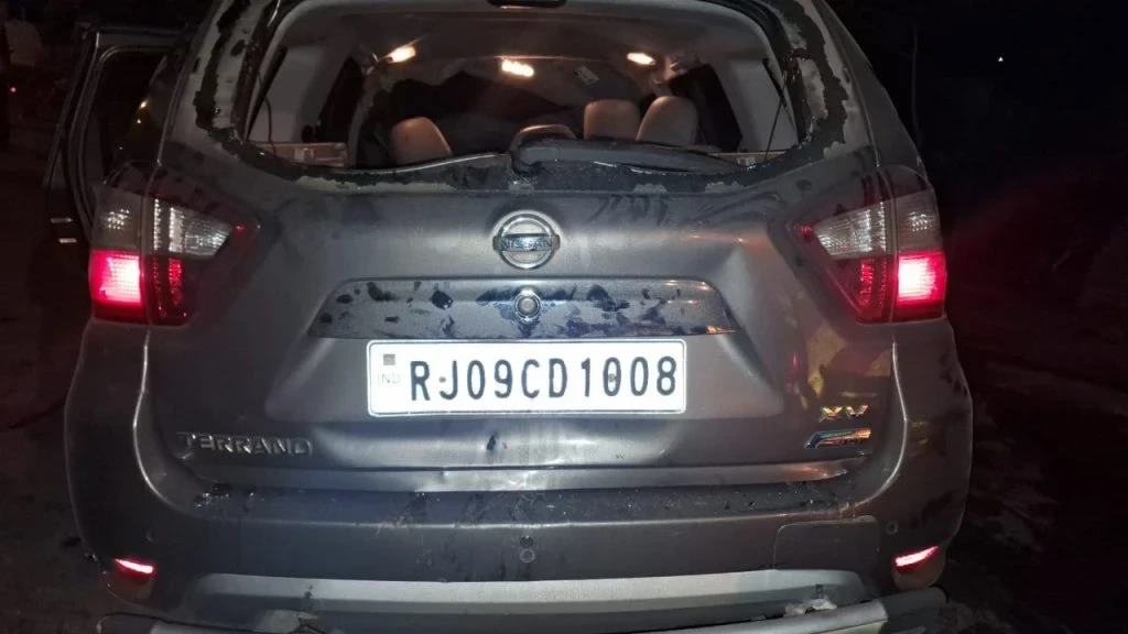 तेज रफ्तार कार हाइवा से टकराई&hellip; , बैंक मैनेजर के माता-पिता और ड्राइवर की मौत, तीन घायल