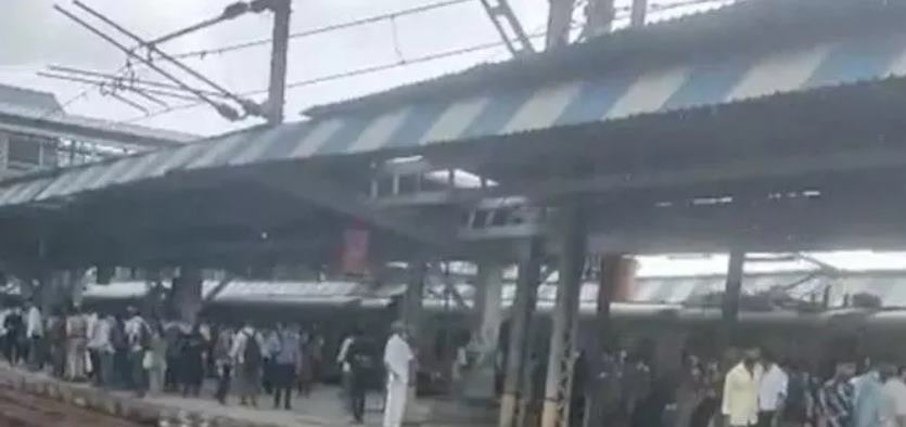 Local Train Accident : भीड़ में दरवाजे के पास खड़े यात्री, चलती ट्रेन से गिरे 5 की मौत