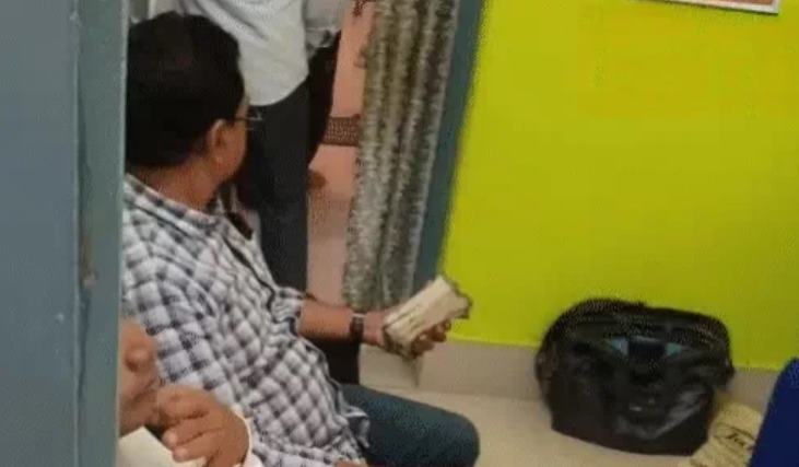 PWD का EE सरकारी बंगले में ले रहा था 2 लाख की रिश्वत , ACB ने धर दबोचा