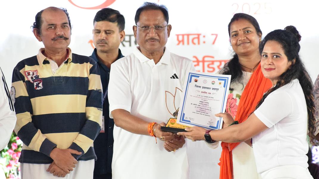 जशपुर के रणजीता स्टेडियम में उत्साहपूर्वक मनाया गया अंतरराष्ट्रीय योग दिवस