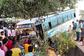 कर्मचारियों से भरी बस दुर्घटनाग्रस्त, ड्राइवर की गई जान, 15 से ज्यादा कर्मचारी घायल