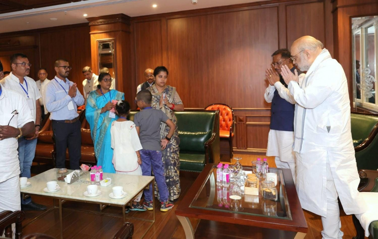 रायपुर : शहादत को नमन: केंद्रीय गृह मंत्री अमित शाह ने शहीद आकाश राव गिरिपुंजे के परिजनों से की मुलाकात