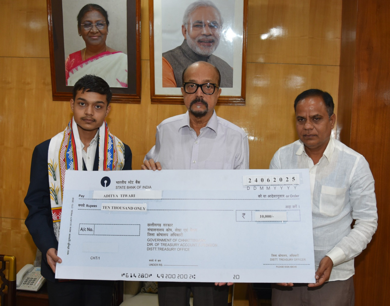 रायपुर : राज्यपाल डेका ने मेधावी छात्र आदित्य का किया सम्मान