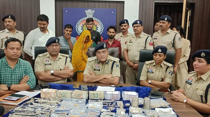 33 तोला सोना, तीन किलो चांदी सहित 50 लाख के जेवर और नकदी बरामद