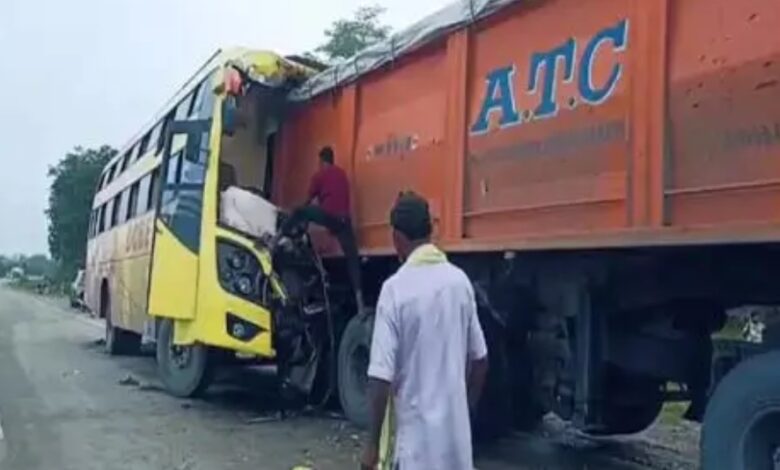 तेज रफ्तार बस खड़े ट्रेलर से टकराई, 6 घायल&hellip;.