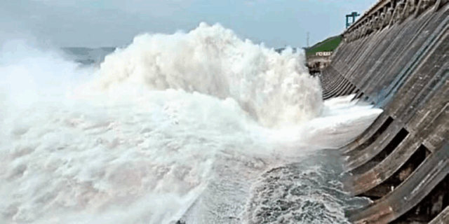 हीराकुंड बांध से पहली बार छोड़ा गया बाढ़ का पानी, छत्तीसगढ़ से आए जल प्रवाह ने बढ़ाया जल स्तर