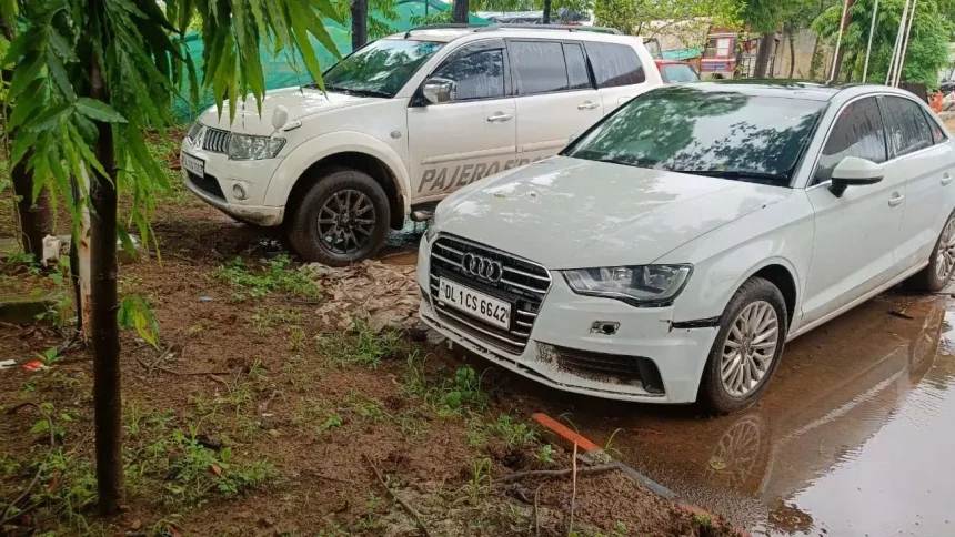 पेट्रोल पंप पर लावारिश खड़ी थी ऑडी और पजेरो... पुलिस ने किया जब्त