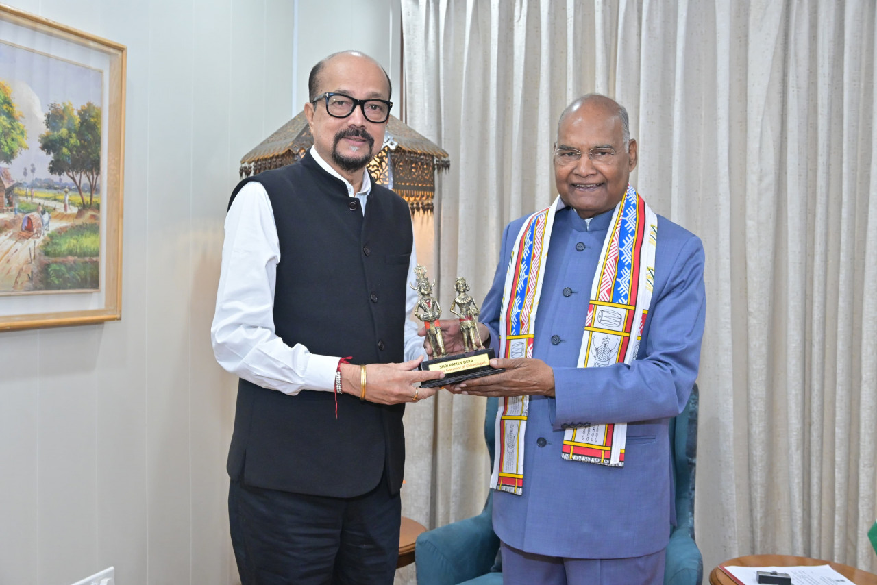 पूर्व राष्ट्रपति कोविंद से राज्यपाल डेका ने की सौजन्य भेंट