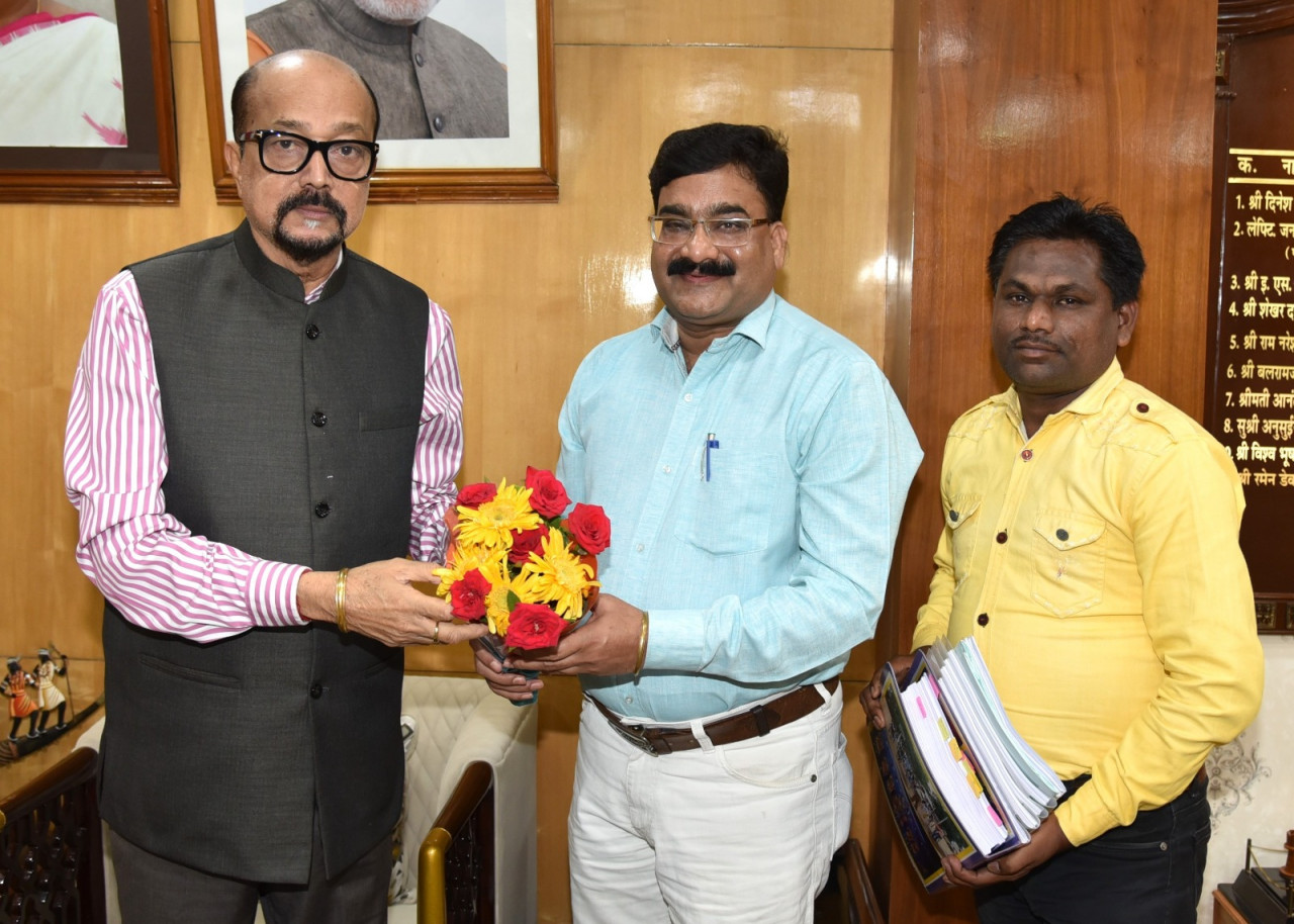 राज्यपाल डेका से गेंड़ी लोक नृत्य कलाकार ने की भेंट