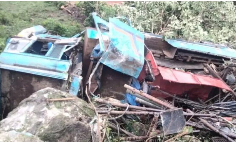 भीषण सड़क हादसा: खाई में गिरी बोर वाहन, 4 की मौत&hellip;.