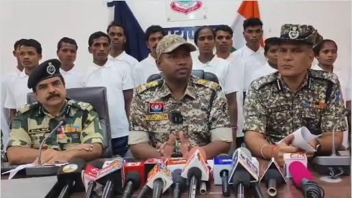 नारायणपुर में 14 पुरुष और 8 महिला सहित 22 नक्सलियों ने किया सरेंडर