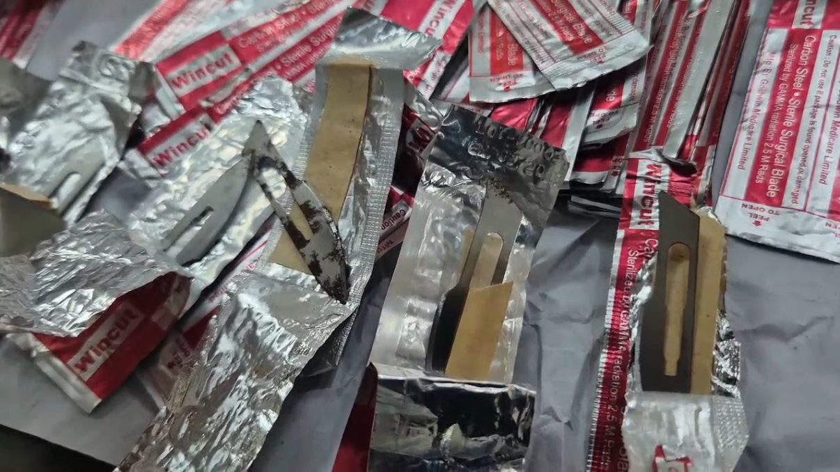 ऑपरेशन की सर्जिकल ब्लेड में जंग: सरकारी अस्पतालों में सप्लाई की गयी सर्जिकल ब्लेड में जंग, CGMSCL ने दिया जांच का आदेश