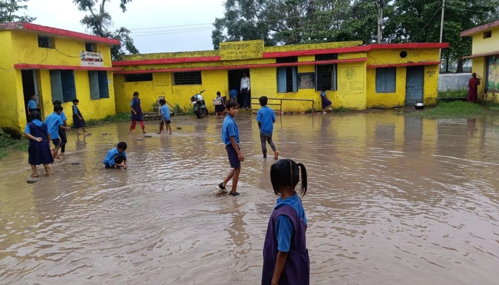 बारिश से स्कूल का मैदान तालाब में तब्दील : चारों तरफ पानी और कीचड़, हर साल यही समस्या, फिर भी कोई समाधान नहीं