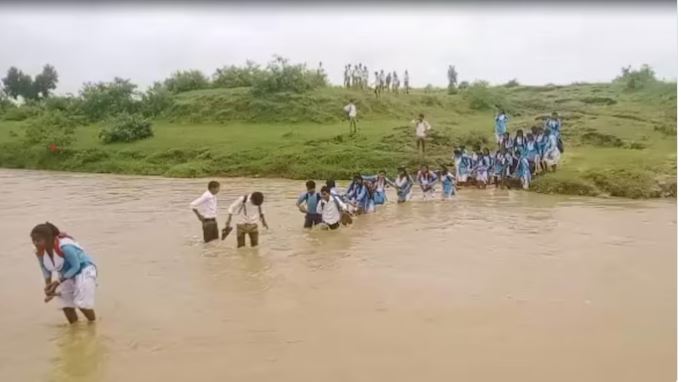 बाढ़ के बीच जान जोखिम में डाल नदी पार कर स्कूल जानें को मजबूर है बच्चे...